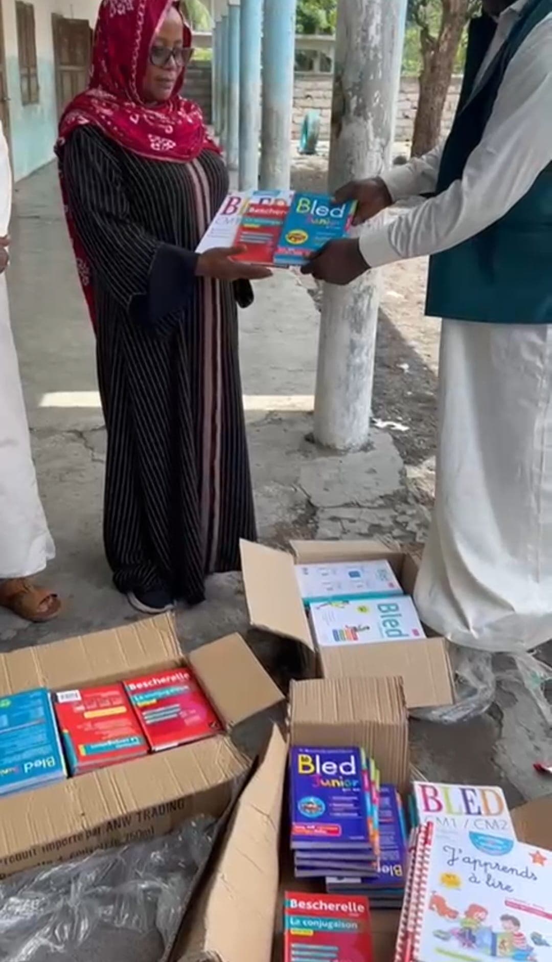 Remise de livres à l'école primaire d'Itsinkoudi